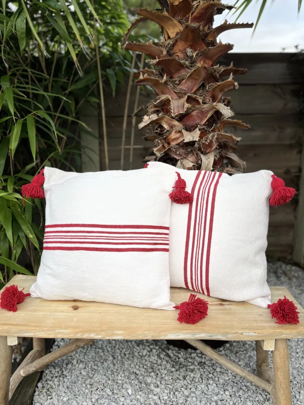 Housse de Coussin Coton Blanc Rayures Rouges Pompons Rouges