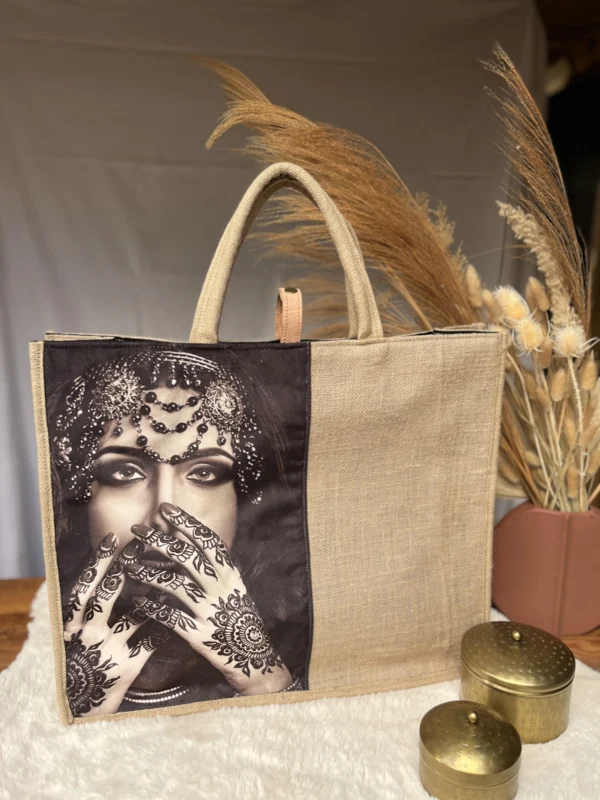 Sac En Toile de Jute Naturelle Visage Femme Berbère aux Mains Henné en Velour – Image 2