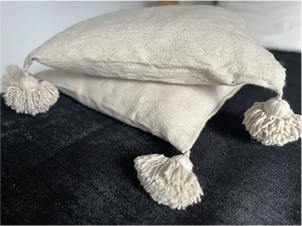 Housse de coussin coton beige, pompons beiges